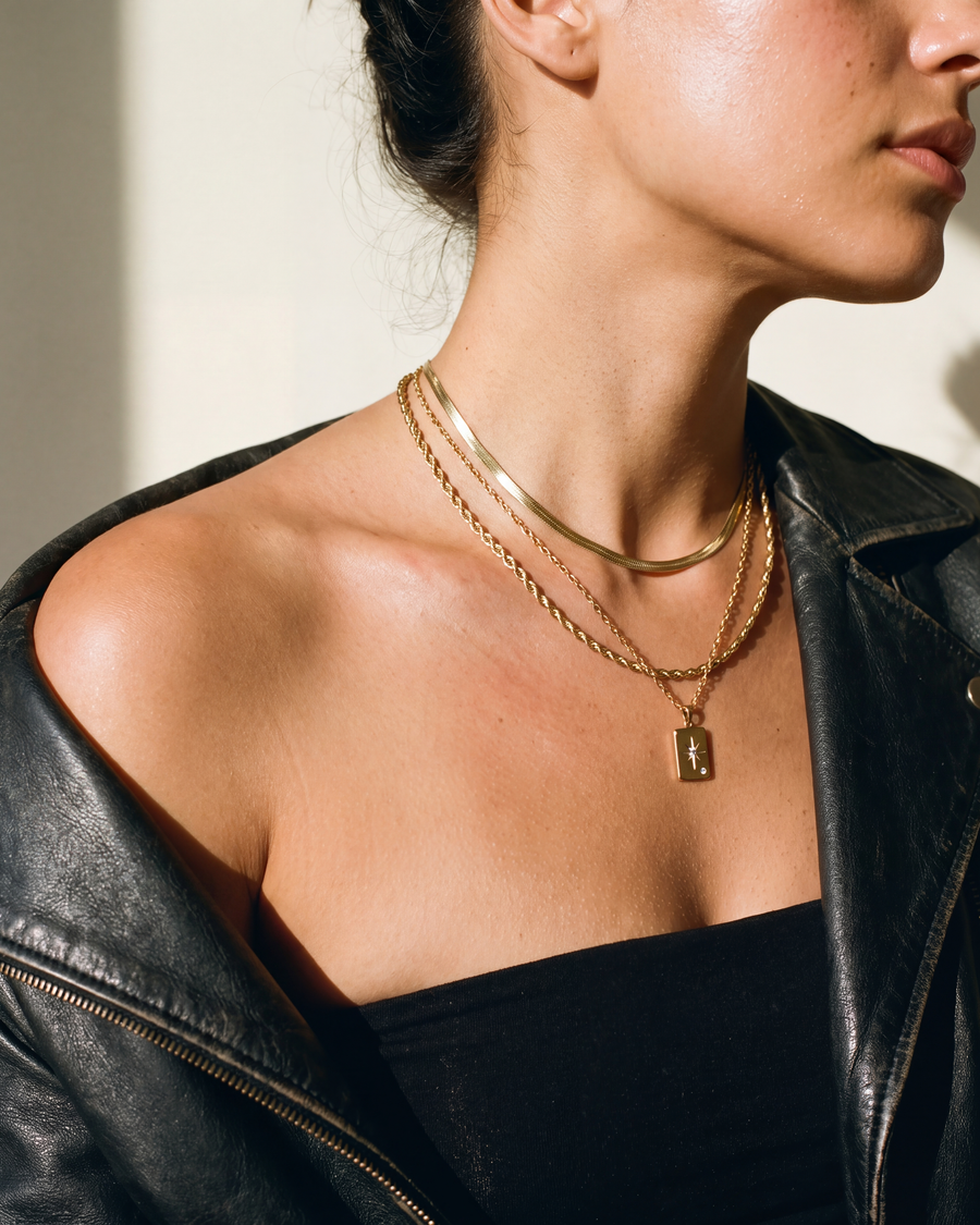 Side view of the neck with the three chains