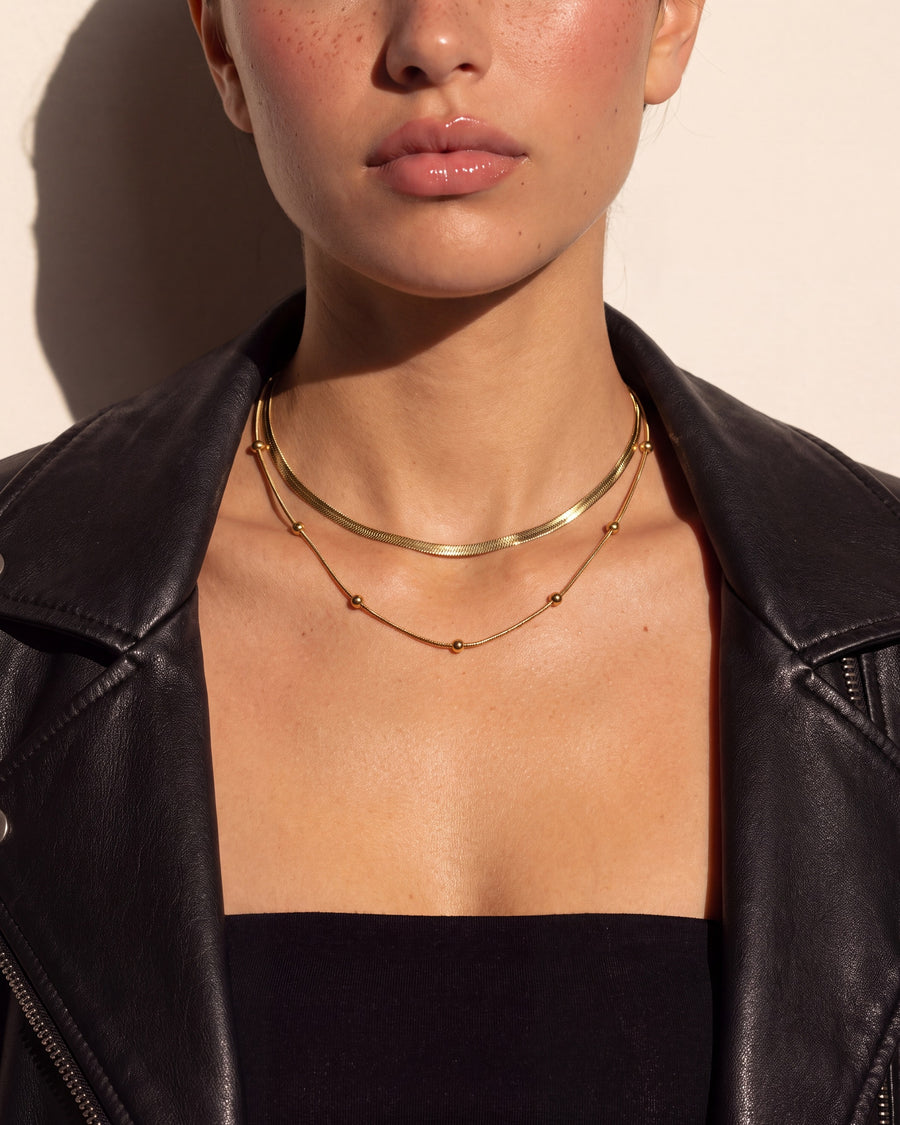 Close view at the throat showing both chains and the gap between them