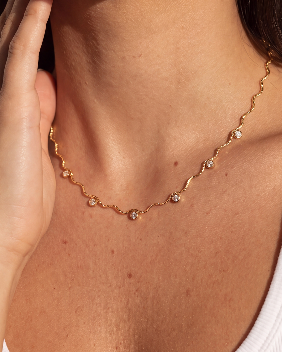 The wave chain necklace resting on the collarbone, showing where 40 cm sits