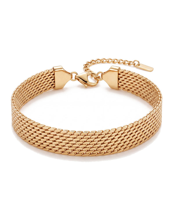 Woven mesh bracelet in 18k gold plated stainless steel, fastened, on white